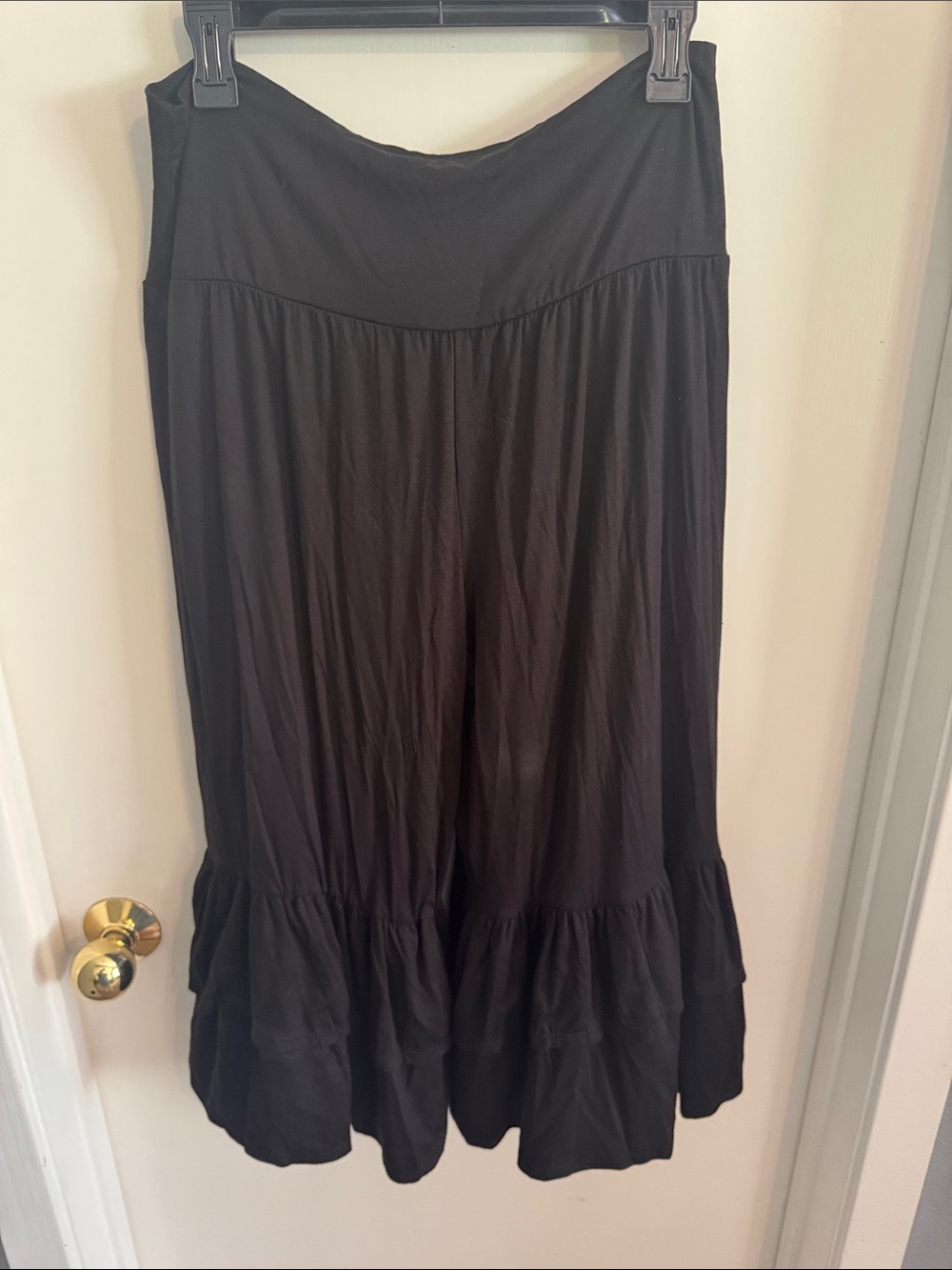 Black Tiered Ruffle capri - Hemish - Picture 6 of 9